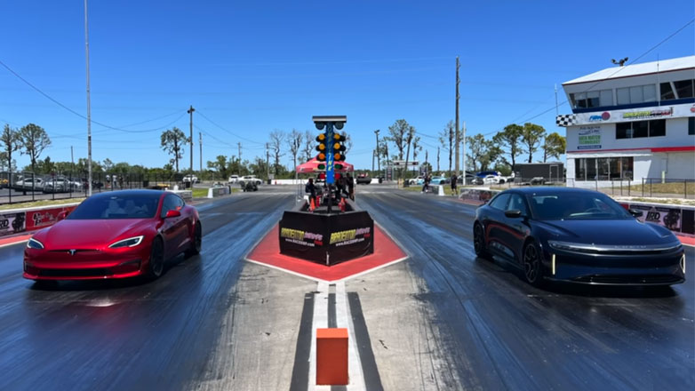 Tesla VS Lucid: Τα δύο ταχύτερα ηλεκτρικά σεντάν παραγωγής στον πλανήτη, σε κόντρα επιτάχυνσης (Βίντεο)