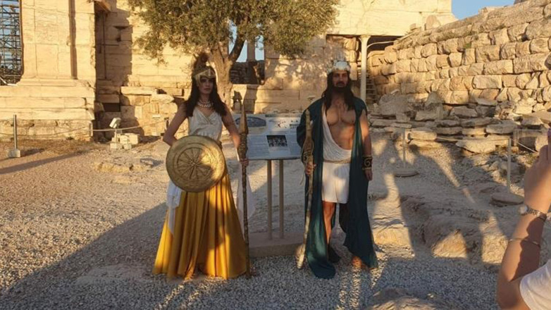 Ακρόπολη: Σάλος με τους επισκέπτες που εμφανίστηκαν ντυμένοι με χλαμύδες