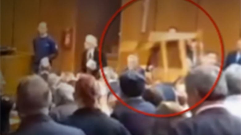 Δίκη για το Μάτι: Η στιγμή που συγγενής θύματος πετάει καρέκλα μέσα στην αίθουσα