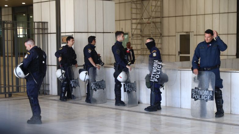 Συνελήφθη ο άνδρας που πέταξε καρέκλα όταν άκουσε τις ποινές των ενόχων στη δίκη για το Mάτι