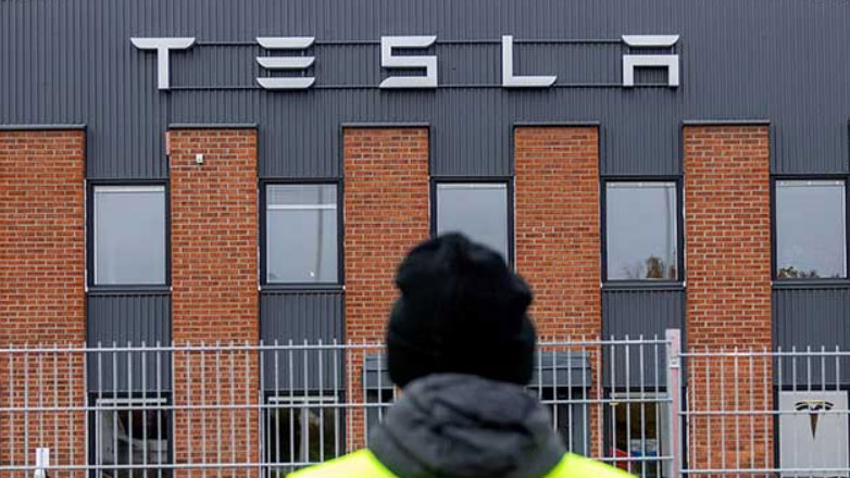 Tesla: Απέλυσαν υπάλληλο που κοιμόταν στο αμάξι και έκανε μπάνιο στο γραφείο ώστε να δουλεύει περισσότερο