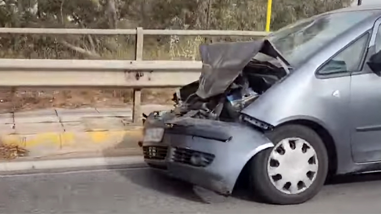 Οδηγός σε σοκ έκανε σμπαράλια το αυτοκίνητό του και συνέχισε να οδηγεί