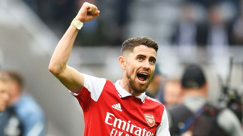 Η Άρσεναλ δίνει νέο συμβόλαιο στον Ζορζίνιο