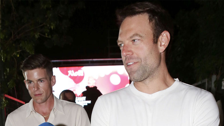 Ο Στέφανος Κασσελάκης και ο Tyler McBeth διασκέδασαν πρώτο τραπέζι στον Σταμάτη Κραουνάκη