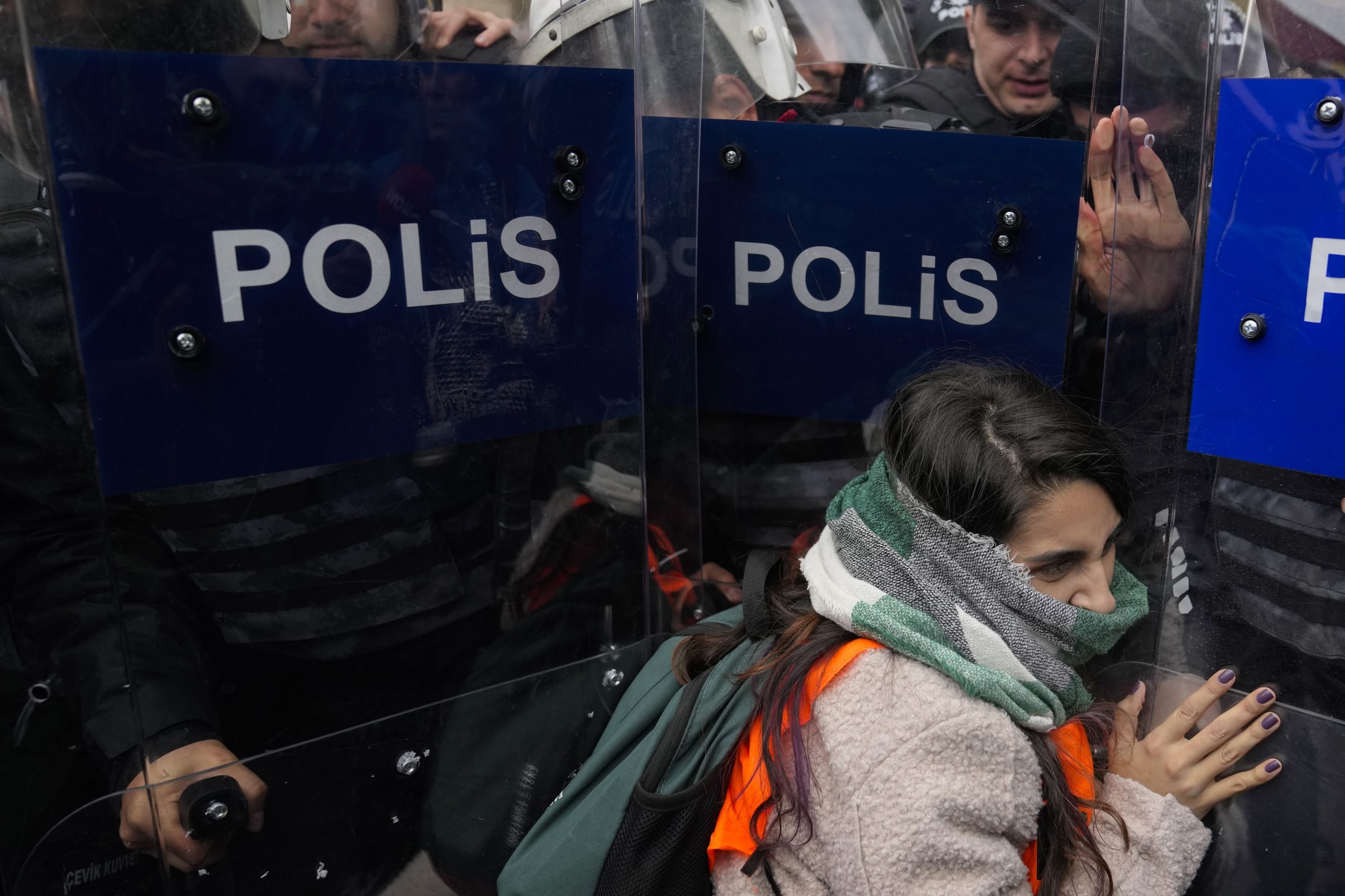 Κωνσταντινούπολη: Επεισόδια στις διαδηλώσεις για την Πρωτομαγιά – Αστυνομικοί σημάδευαν τον κόσμο με τα όπλα τους
