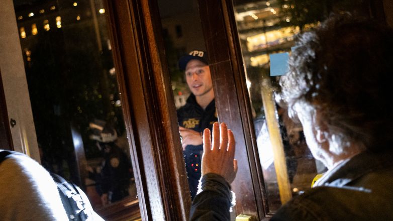 ΗΠΑ: Η στιγμή της εισβολής των αστυνομικών στο Κολούμπια – Mε αίτημα της πρυτανείας η επέμβαση ΗΠΑ: Η στιγμή της εισβολής των αστυνομικών στο Κολούμπια – Mε αίτημα της πρυτανείας η επέμβαση