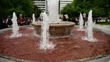 Πρωτομαγιά: Διαδηλωτές έριξαν κόκκινη μπογιά στο σιντριβάνι του Συντάγματος για τη Γάζα