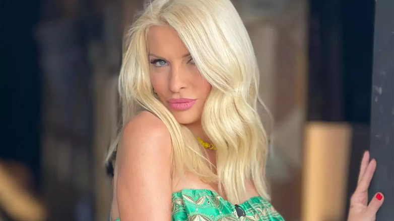 Ελένη Μενεγάκη: Φωτογραφήθηκε με ροζ μπικίνι στη διάρκεια των πασχαλινών διακοπών της!