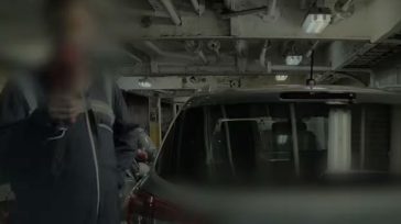 Απίστευτο: Υπάλληλος ελληνικού πλοίου μετράει με θερμόμετρο το καπό ηλεκτρικού αυτοκινήτου και προσπαθεί να ανοίξει την πόρτα (Βίντεο)