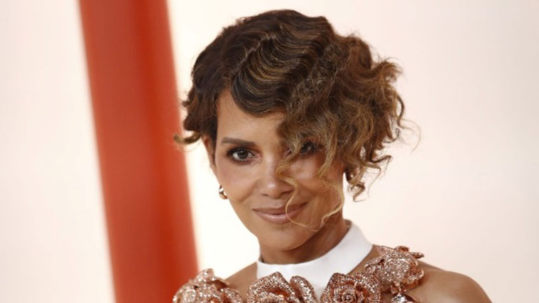 Η Χάλι Μπέρι και Αμερικανίδες γερουσιαστές υπέρ της έρευνας για την εμμηνόπαυση