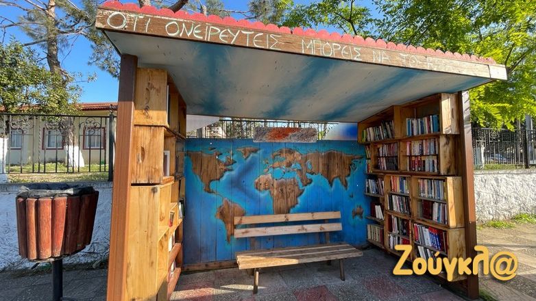 Θεσσαλονίκη: Η στάση λεωφορείου που μετατράπηκε σε εντυπωσιακή βιβλιοθήκη