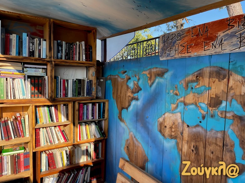 Θεσσαλονίκη: Η στάση λεωφορείου που μετατράπηκε σε εντυπωσιακή βιβλιοθήκη
