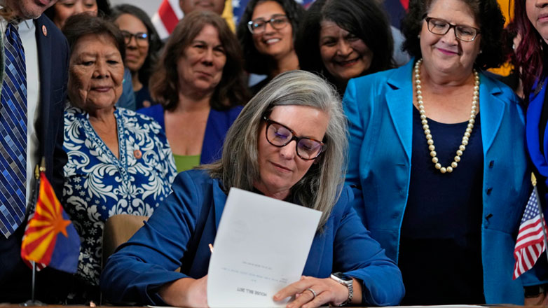 ΗΠΑ: Η κυβερνήτης της Αριζόνα καταργεί τον νόμο του 1864 που απαγόρευε την άμβλωση