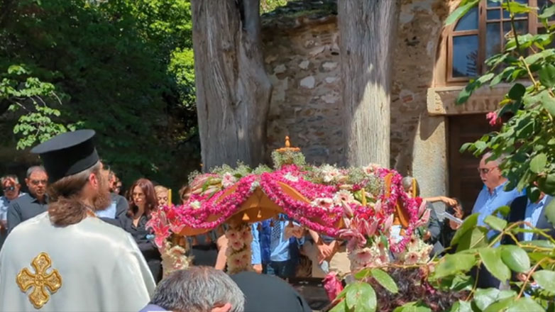 Πλήθος κόσμου στην περιφορά του Επιταφίου στην ιστορική μονή Καισαριανής