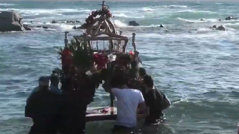Νάξος: Πλήθος πιστών στην ξεχωριστή περιφορά του Επιταφίου μέσα στη θάλασσα