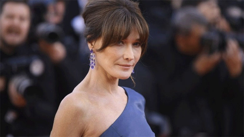 Η Κάρλα Μπρούνι-Σαρκοζί κατέθεσε στο πλαίσιο μιας έρευνας που συνδέεται με τον σύζυγό της