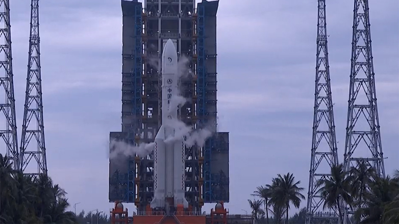 Εκτοξεύτηκε το διαστημόπλοιο Chang’e 6 που θα συλλέξει δείγματα από τη σκοτεινή πλευρά της Σελήνης