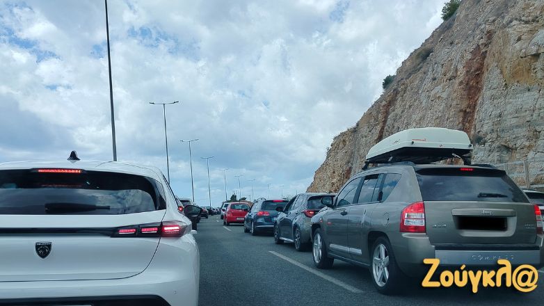 «Σημειωτόν» τα αυτοκίνητα στην Αθηνών – Κορίνθου – Τεράστιες ουρές και καθυστερήσεις