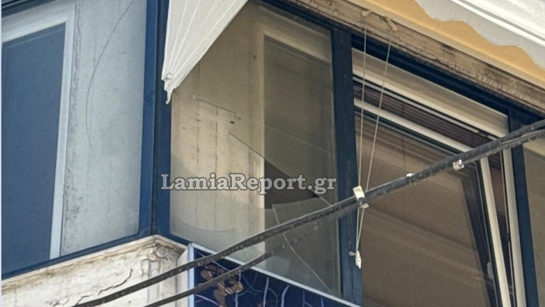 Λαμία: Έσπασαν τζάμια από το δυνατό αέρα στο κέντρο της πόλης