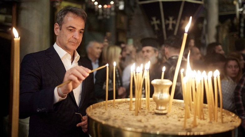 Ο πρωθυπουργός παρακολούθησε την Ακολουθία του Επιταφίου στην Τήνο Ο πρωθυπουργός παρακολούθησε την Ακολουθία του Επιταφίου στην Τήνο