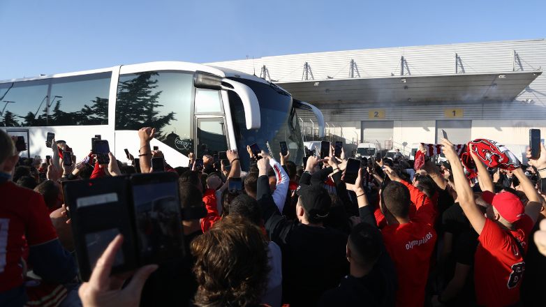 Αποθέωση στο αεροδρόμιο κατά την άφιξη του Ολυμπιακού μετά την νίκη επί της Άστον Βίλα