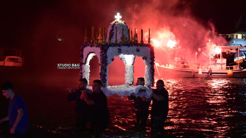 Τολό Αργολίδας: Σε κλίμα κατάνυξης η περιφορά του Επιταφίου μέσα στη θάλασσα