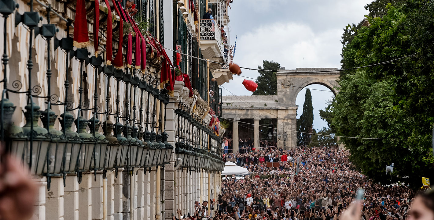 Πλήθος κόσμου στη Κέρκυρα στην Πρώτη Ανάσταση
