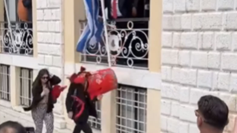 Ατύχημα στην Κέρκυρα: Περνούσε από το ιστορικό Δημαρχείο και της έπεσε «μπότης» στο κεφάλι!