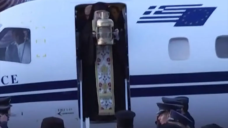 Το Άγιο Φως έφτασε στην Ελλάδα