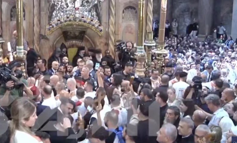 Πλήθος πιστών στα Ιεροσόλυμα για την τελετή αφής του Αγίου Φωτός