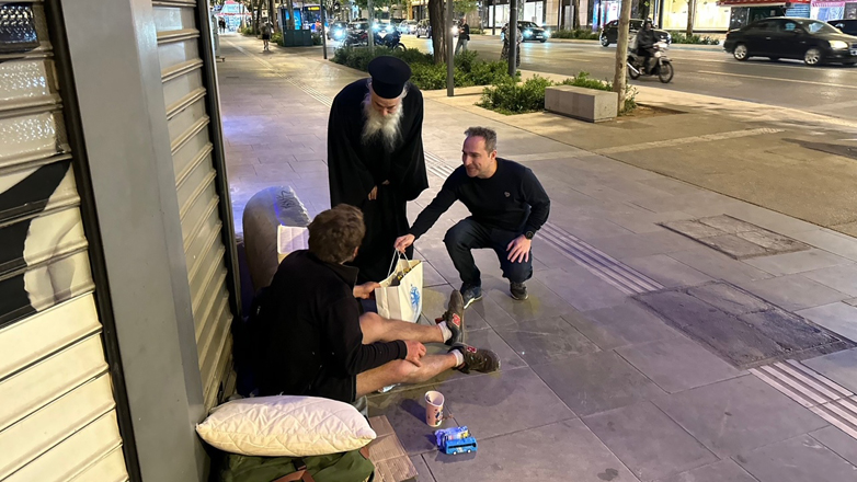 «ΑΠΟΣΤΟΛΗ» και «ΝΕΟΤΗΤΑ» της Ιεράς Αρχιεπισκοπής Αθηνών δίπλα σε κάθε άστεγο της πρωτεύουσας την Μεγάλη Εβδομάδα