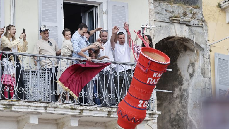 Κέρκυρα: Εντυπωσιακό και φέτος το σπάσιμο των μπότηδων
