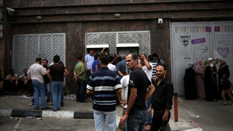 Le Monde: Ομάδες ενόπλων έκλεψαν 66 εκατ. ευρώ από χρηματοκιβώτια τραπεζών στη Γάζα