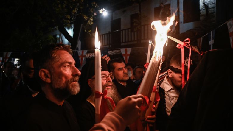 Τι ώρα φτάνει στην Αθήνα το Άγιο Φως – Πώς θα γίνει η διανομή στην Ελλάδα