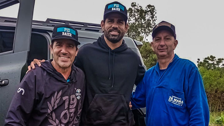 Ο Ντιέγκο Κόστα βοηθάει οικογένειες να διασωθούν από τις πλημμύρες Ο Ντιέγκο Κόστα βοηθάει οικογένειες να διασωθούν από τις πλημμύρες