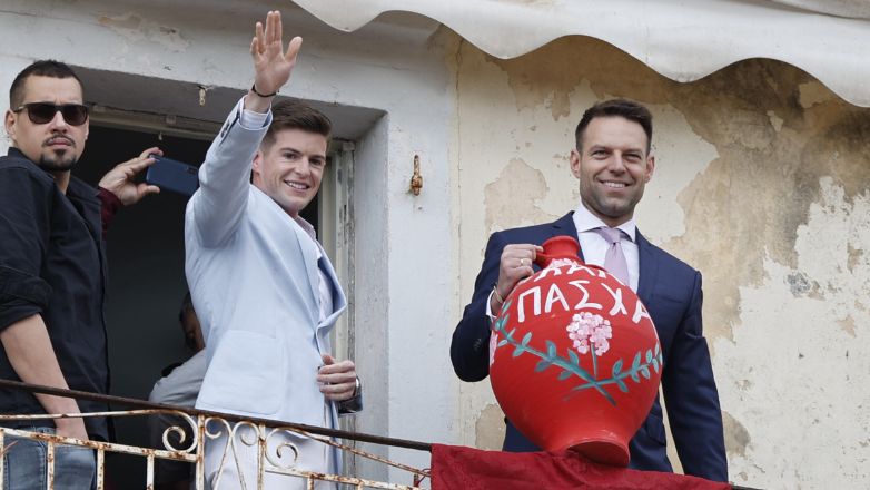 Στην Κέρκυρα Κασσελάκης και Τάιλερ – Συμμετείχαν στο έθιμο των μπότηδων