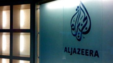 Αστυνομική έφοδος στο γραφείο του Al Jazeera μετά τη διαταγή για το κλείσιμο του τηλεοπτικού δικτύου