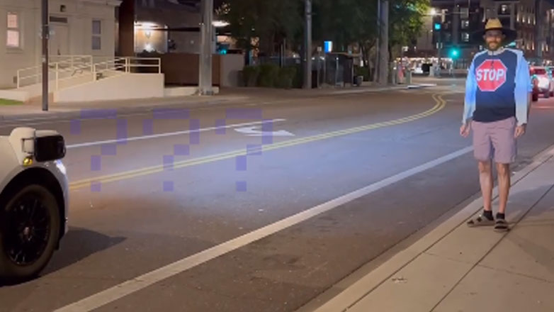 Απίστευτος τύπος φοράει μπλούζα με το σήμα «STOP» και προκαλεί πανικό στα αυτοκινούμενα οχήματα