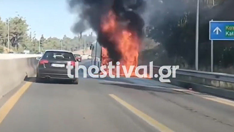 Φωτιά σε λεωφορείο του ΟΑΣΘ στον Περιφερειακό της Θεσσαλονίκης