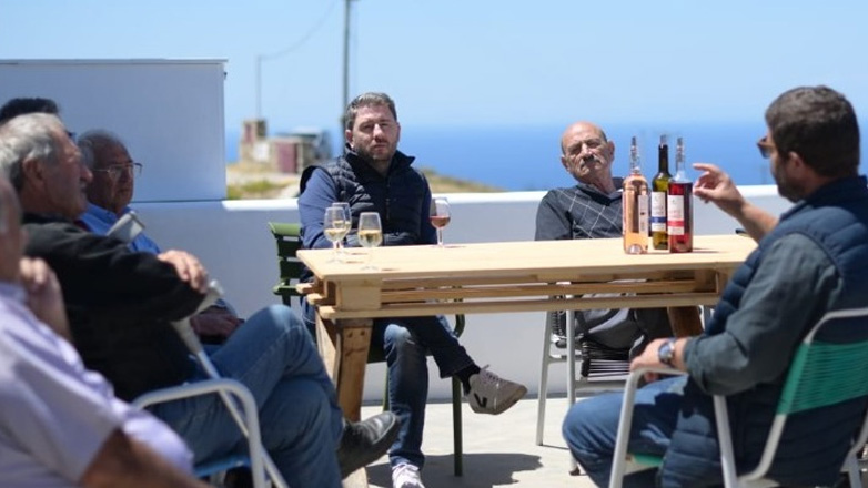 Στη Σέριφο ο Ν. Ανδρουλάκης – Ξεκίνησε εκ νέου τις περιοδείες ενόψει Ευρωεκλογών