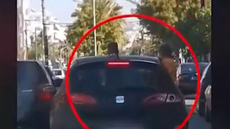 Βίντεο – σοκ: Παιδιά «κρέμονται» από τα παράθυρα αυτοκινήτου στην Πέτρου Ράλλη