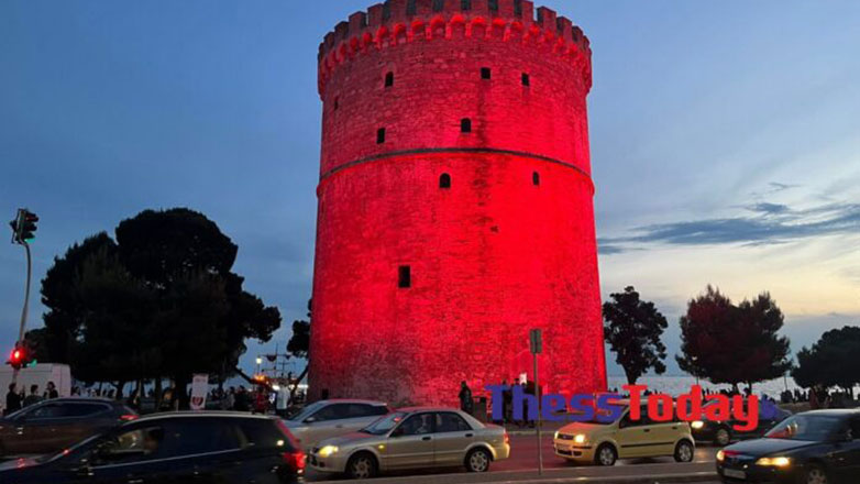 Στα κόκκινα βάφτηκε ο Λευκός Πύργος