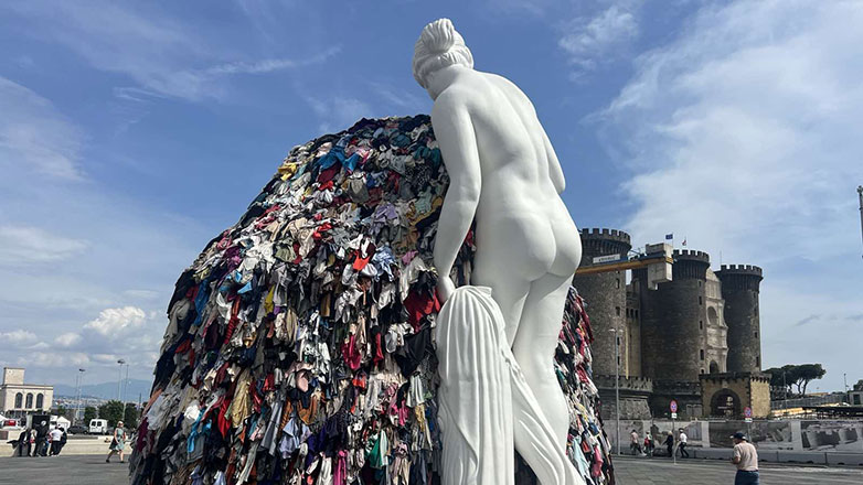 Ανεγέρθηκε εκ νέου η «Αφροδίτη των κουρελιών» στη Νάπολη