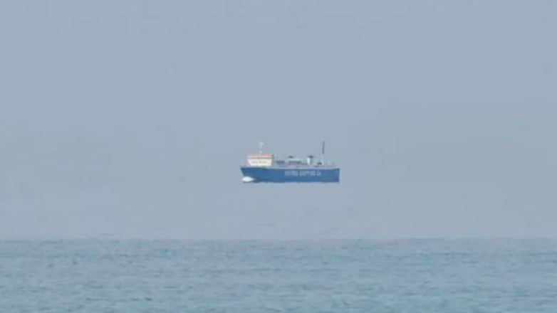 Σκύρος: Πλοίο «αιωρείται» στη θάλασσα!