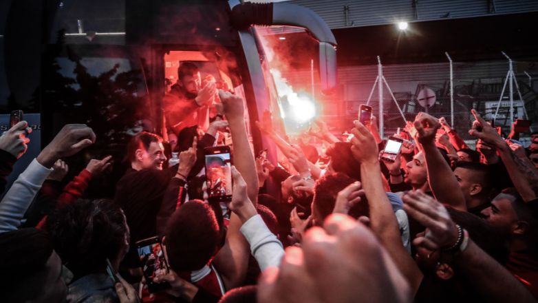 Αποθέωση για τους παίκτες του Ολυμπιακού στο «Ελ. Βενιζέλος»