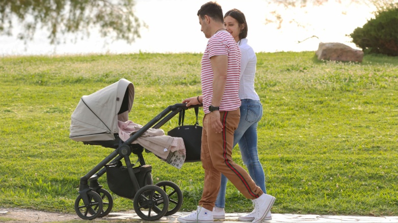 Γιώργος Αγγελόπουλος – Δήμητρα Βαμβακούση: Σπάνια βόλτα με τη νεογέννητη κόρη τους στην Βούλα