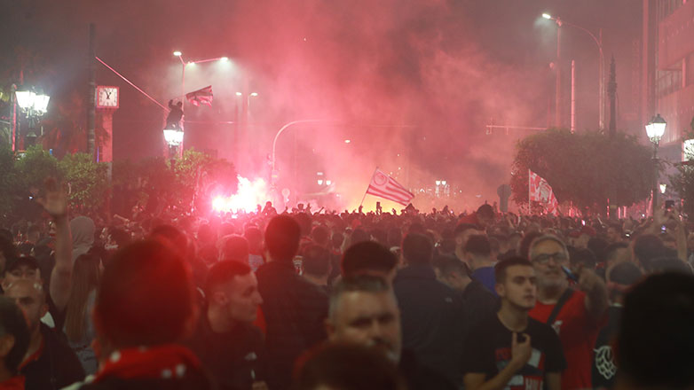 «Κάηκε» ο Πειραιάς και όλη η Ελλάδα από τους πανηγυρισμούς για την ιστορική πρόκριση του Ολυμπιακού!