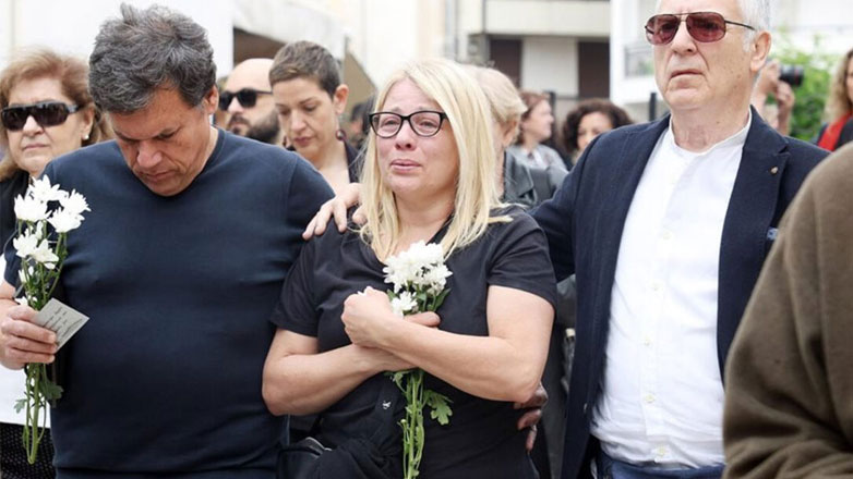 Συντετριμμένη η Μαριάννα Τουμασάτου στην κηδεία της Άννας Παναγιωτοπούλου
