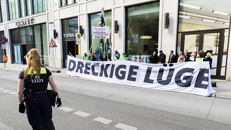Γερμανία: Διαδηλωτές προσπάθησαν να εισβάλουν στο εργοστάσιο της Tesla