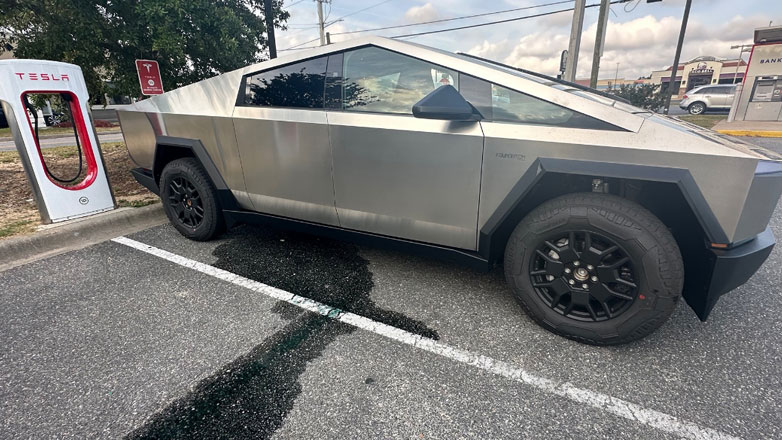 Ολοκαίνουργιο Tesla Cybertruck «έμεινε» από διαρροή ψυκτικού υγρού μετά από 56χλμ. – Δεν το καλύπτει η εγγύηση της Tesla